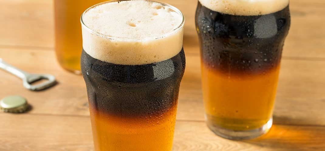 Blanda ölcocktailen Black Velvet till nyårsfesten